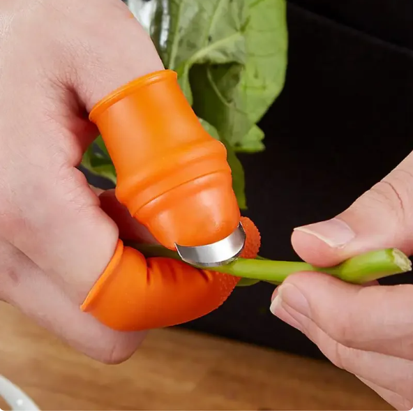 Vegetable Harvesting Finger Knife: Protective Cover Included